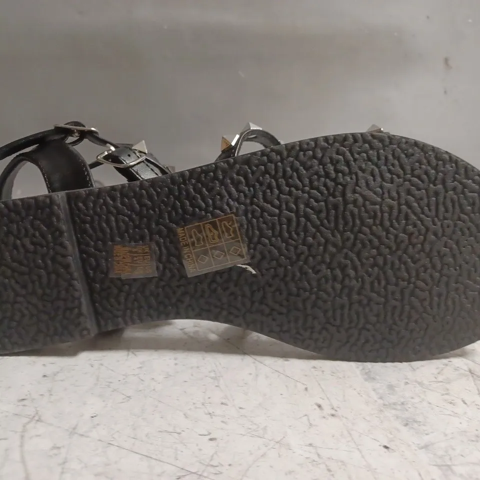 BOXED PAIR OF WHERE'S THAT FROM OPEN TOE FLAY STRAPPY SANDALS IN BLACK W. STUDS SIZE UK 8