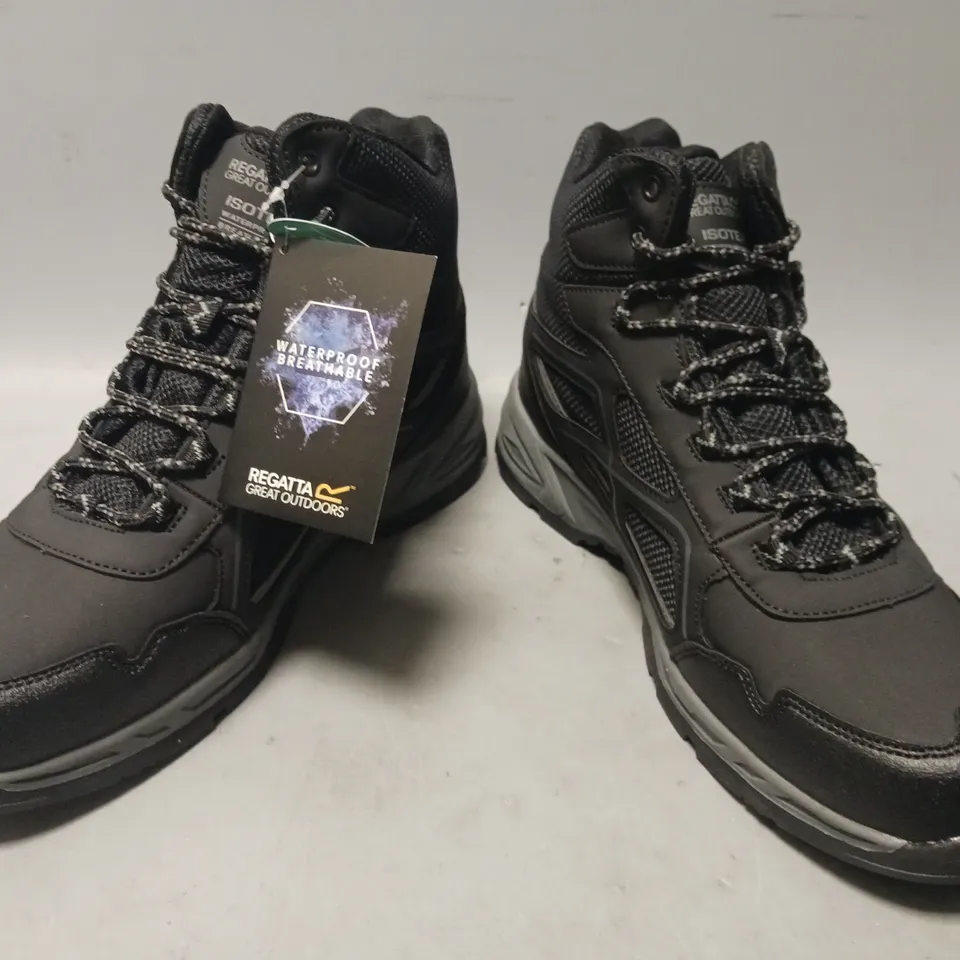BOXED PAIR OF REGATTA VENDEAVOUR BOOTS IN BLACK/GRANITE UK SIZE 9