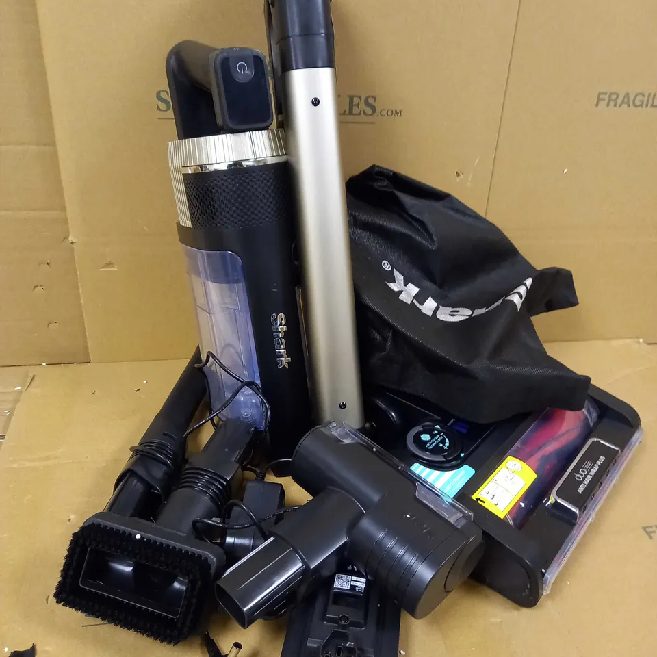 SHARK STRATOS CORDLESS VACUUM W/ANTI HAIR WRAP & CLEAN SENSE IQ IZ400UKT