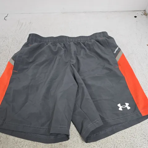 UNDER ARMOUR KIDS GREY ATHLETIC SHORTS WITH ORANGE PANELS – SIZE YXL