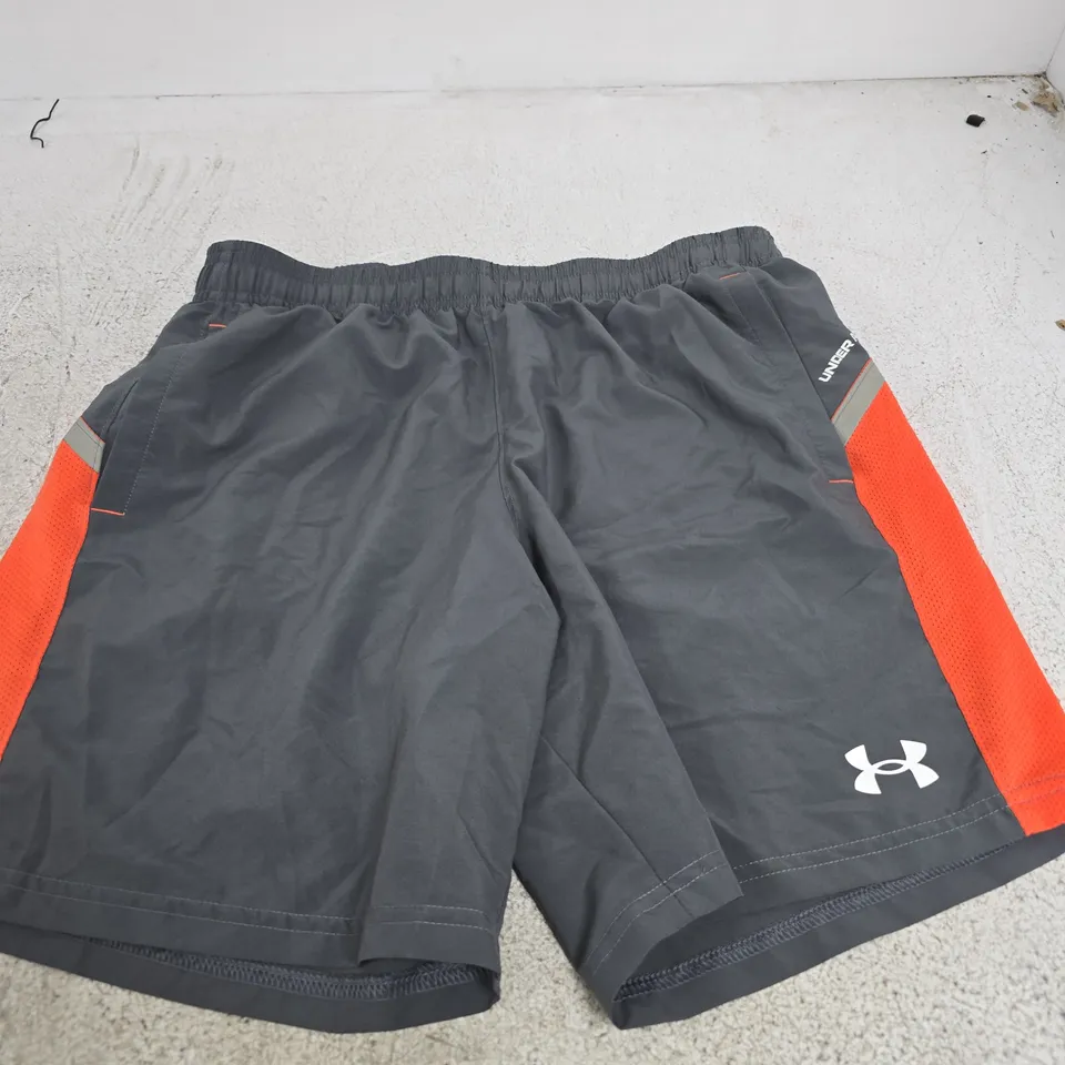 UNDER ARMOUR KIDS GREY ATHLETIC SHORTS WITH ORANGE PANELS – SIZE YXL