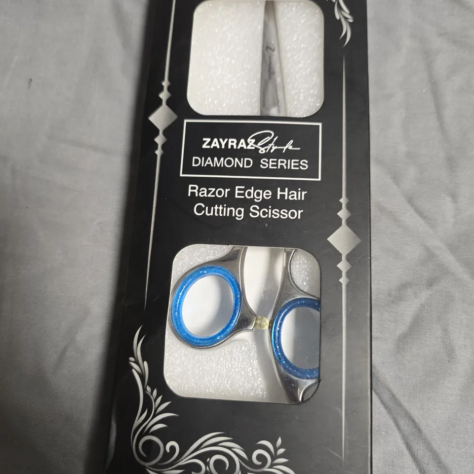 APPROXIMATELY 18 ZAYRAZ DIAMOND SERIES RAZOR EDGE HAIR CUTTING SCISSORS – BLUE HANDLES