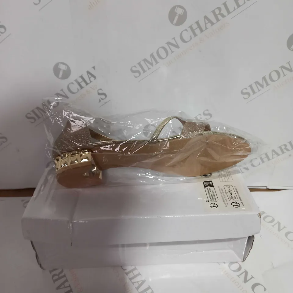 BOXED PAIR OF GOLD GLITTERED HEELS IN SIZE 40 
