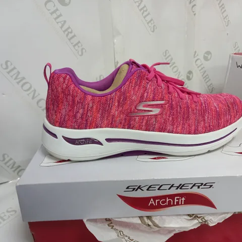 BOXED SKETCHERS ARCHFIT TRAINERS SIZE 6.5