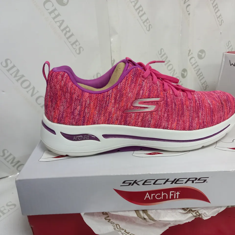BOXED SKETCHERS ARCHFIT TRAINERS SIZE 6.5