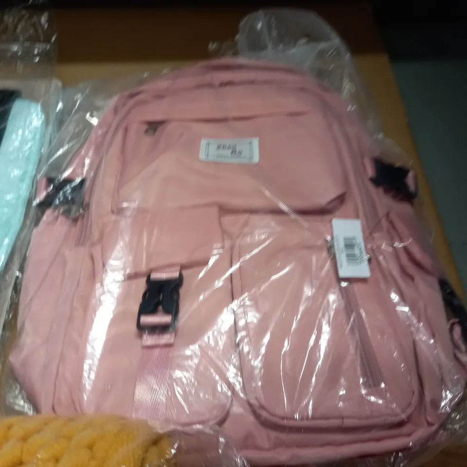 LOT OF 4 HOUSEHOLD ITEMS TO INCLUDE BATH MATS AND PINK BACKPACK