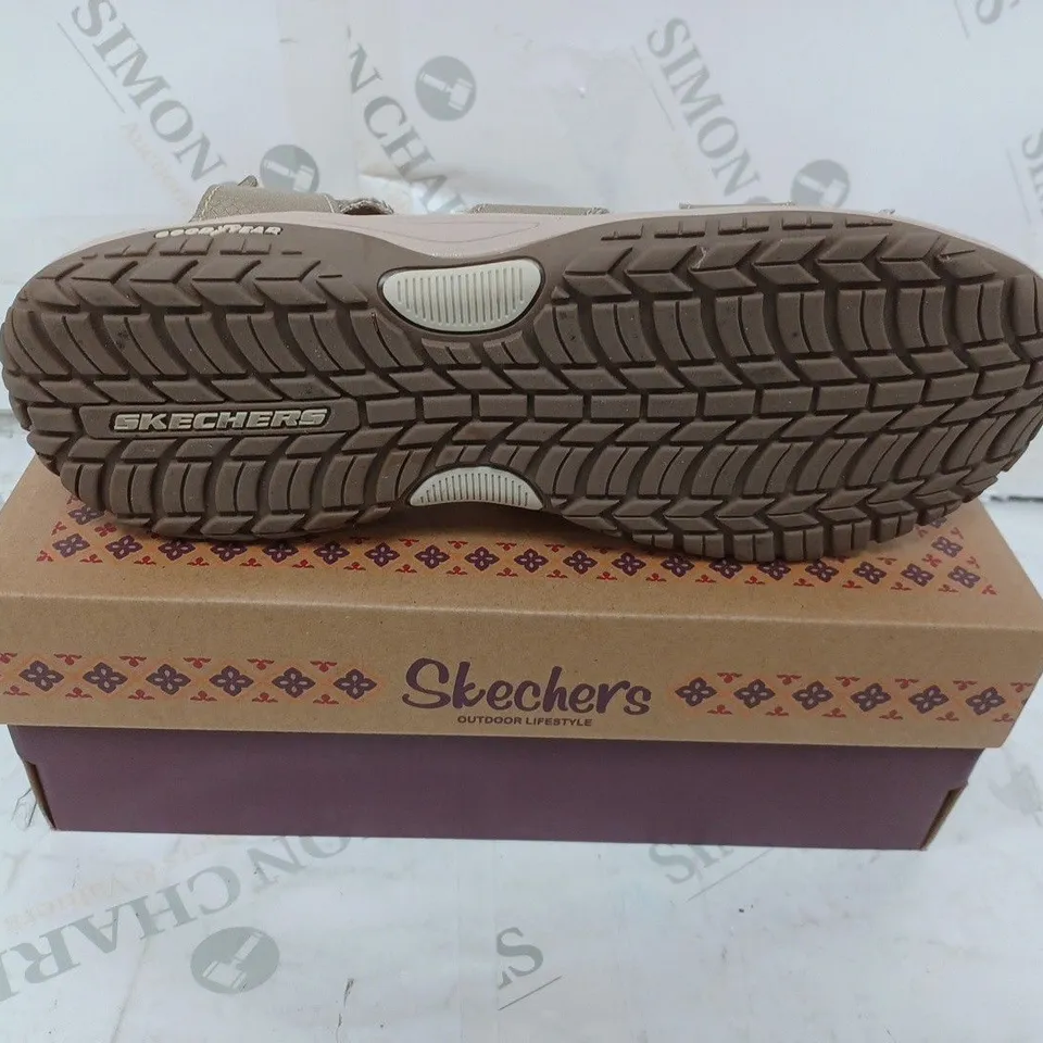 SKECHERS WALKING SANDALS SIZE 7