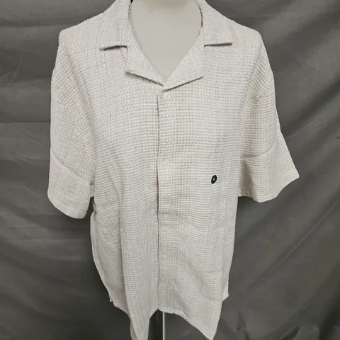 HOLLISTER BOXY FIT TEXTURED SHORT SLEEVE SHIRT IN SAND SIZE XL
