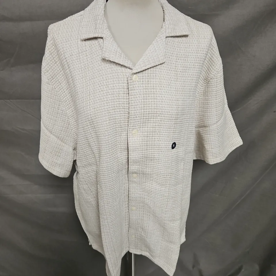 HOLLISTER BOXY FIT TEXTURED SHORT SLEEVE SHIRT IN SAND SIZE XL