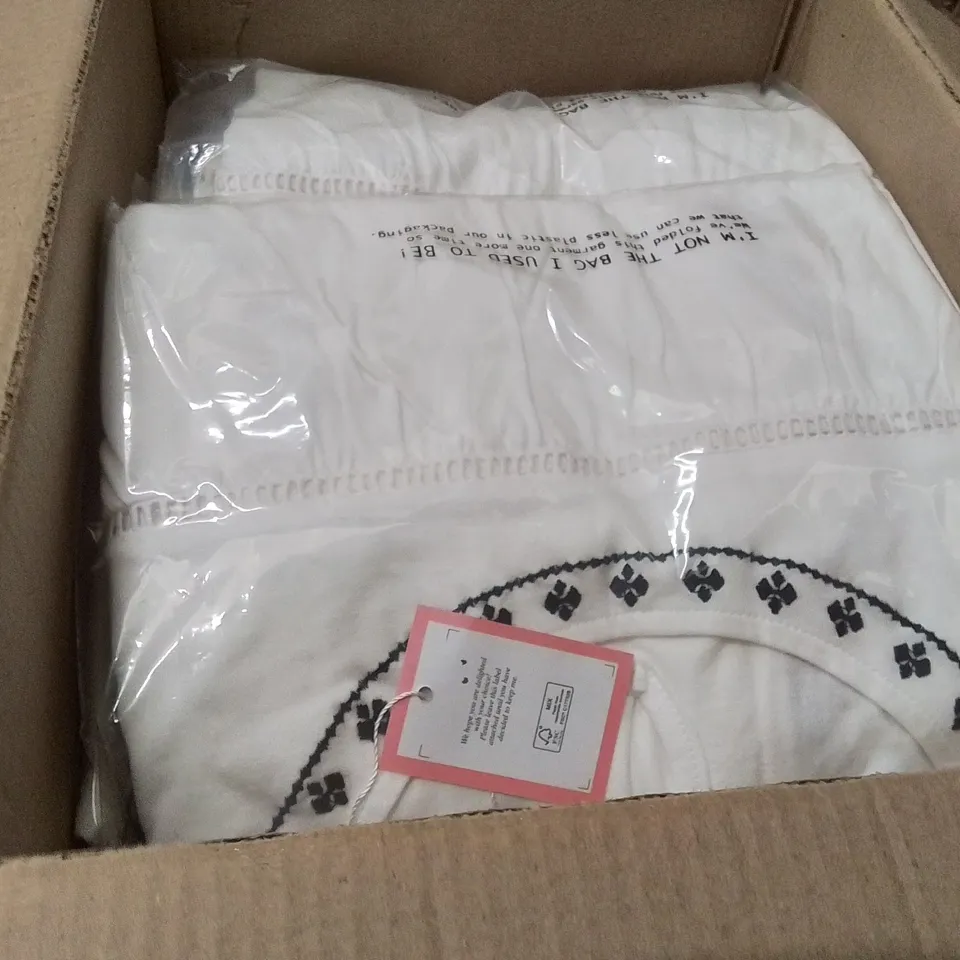 BOXED BRAND NEW APPROXIMATELY 41 JULIPA RUFFLE TSHIRT WHITE SIZE 20