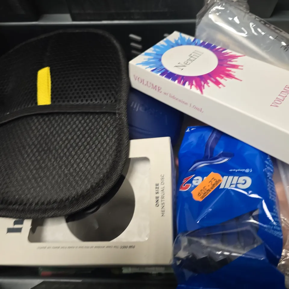 APPROXIMATELY 12 ASSORTED HEALTH & BEAUTY ITEMS TO INCLUDE - BOOTS CONDITIONER , VASELINE ETC