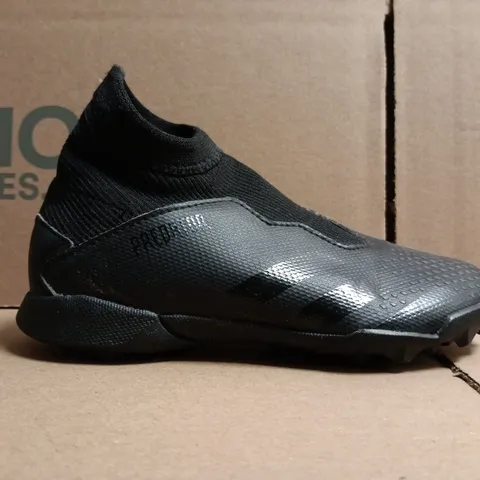 BOXED PAIR OF ADIDAS PREDATOR KID'S SHOES IN BLACK SIZE 10