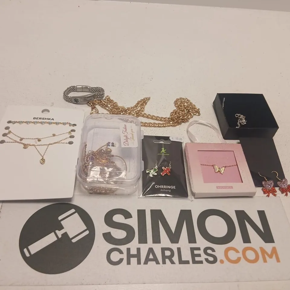 LARGE QUANTITY OF ASSORTED JEWELLERY AND ACCESSORIES