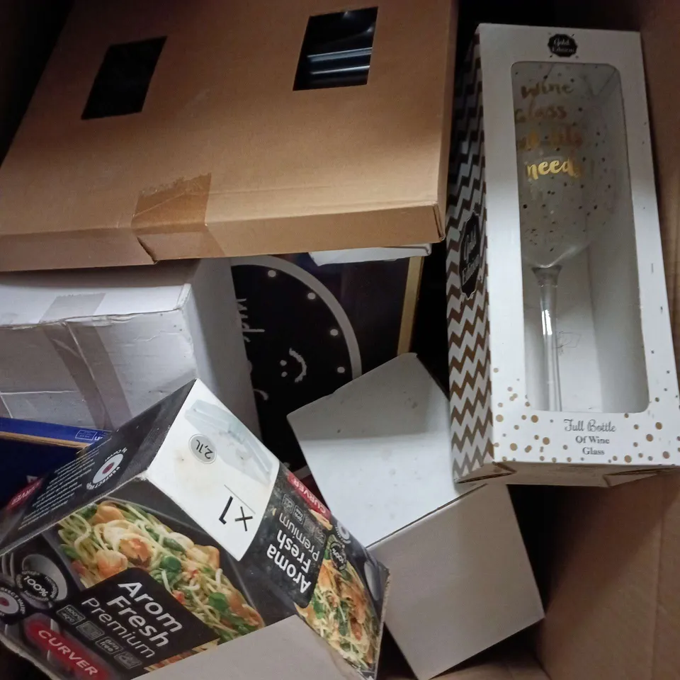 APPROXIMATELY 10 ASSORTED HOUSEHOLD PRODUCTS TO INCLUDE WINE GLASS, PHOTO FRAME, HOME DECOR ETC 