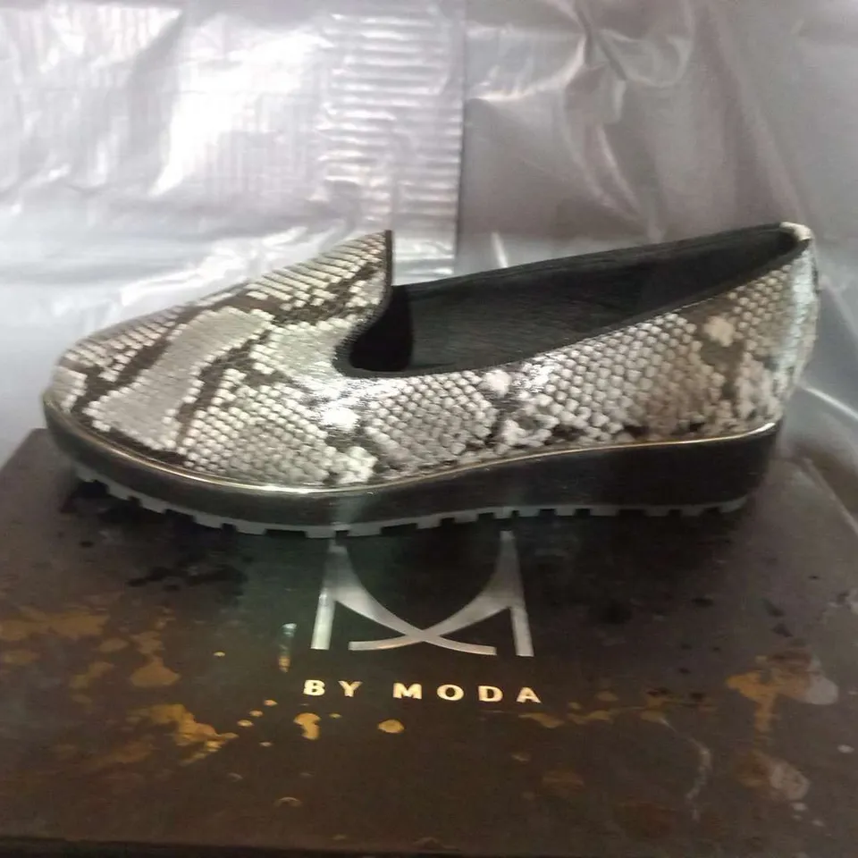 BOXED BY MODA EADLOW GREY FABRIC FLATS SIZE 3