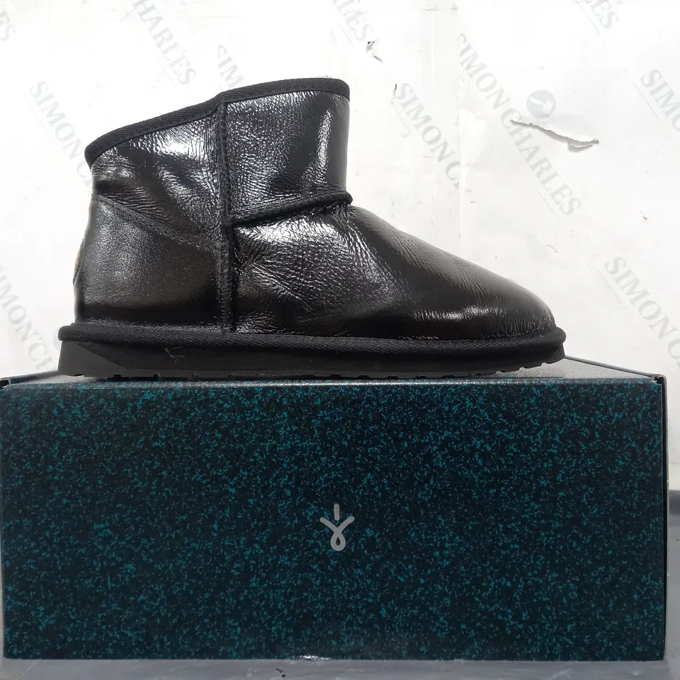 BOXED PAIR OF EMU AUSTRALIA SHOES IN GLOSSY BLACK SIZE 6