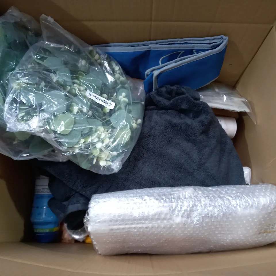 BOX OF APPROXIMATELY 12 ASSORTED ITEMS TO INCLUDE - MUSBURY BEDDING - PLUNGER - SMITHPACKAGING 21 LABLE SHEETS ECT