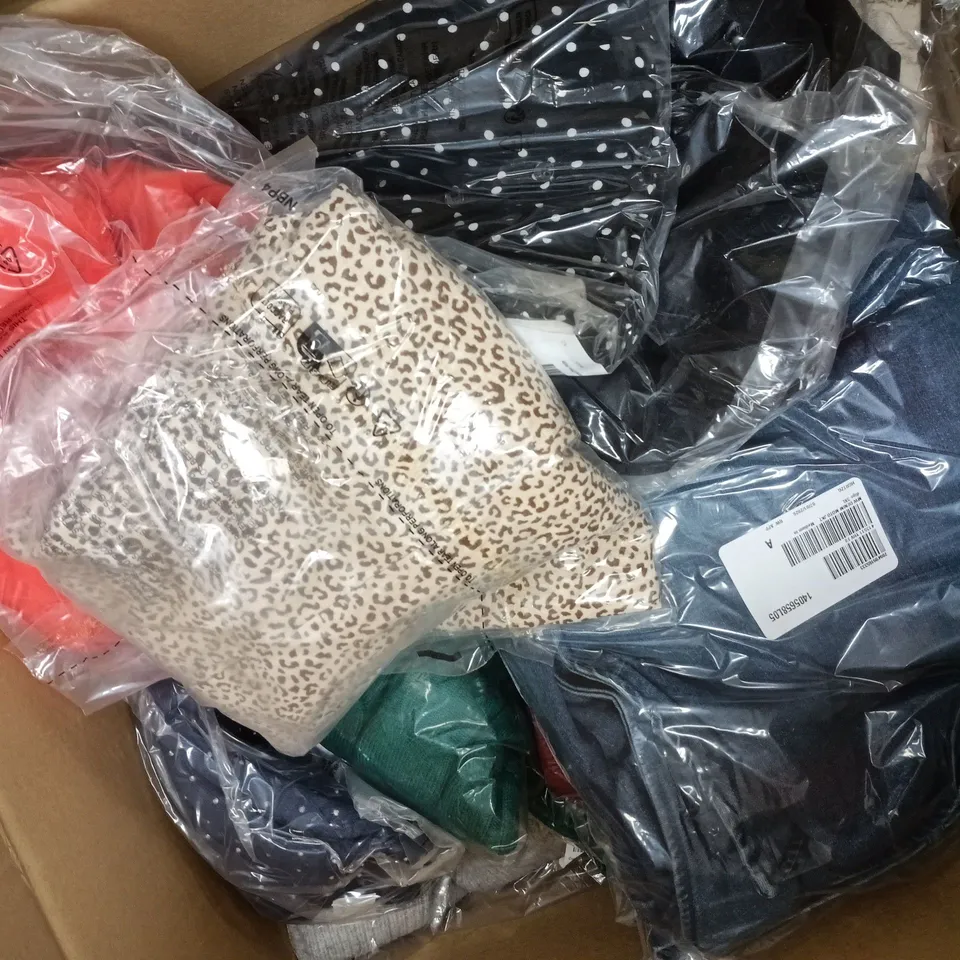 APPROXIMATELY 25 ASSORTED CLOTHING ITEMS IN VARIOUS SIZES, COLOURS & STYLES TO INCLUDE BRANDS SUCH AS FRANK USHER, WYNNE DENIM, FRANK USHER, ETC - COLLECTION ONLY