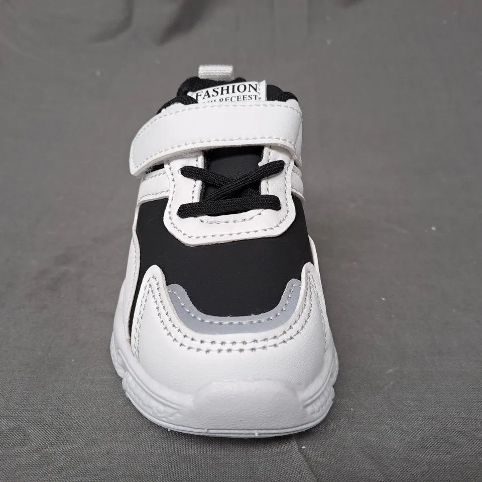 BOXED PAIR OF FASHION KIDS SHOES IN WHITE/BLACK EU SIZE 21