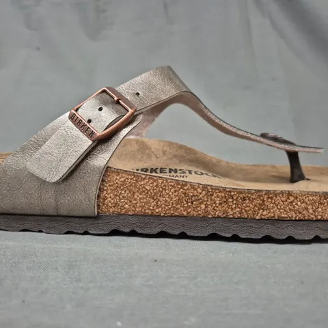 BOXED PAIR OF BIRKENSTOCK GIZEH BS TOE-POST SANDALS IN TAUPE UK SIZE 7