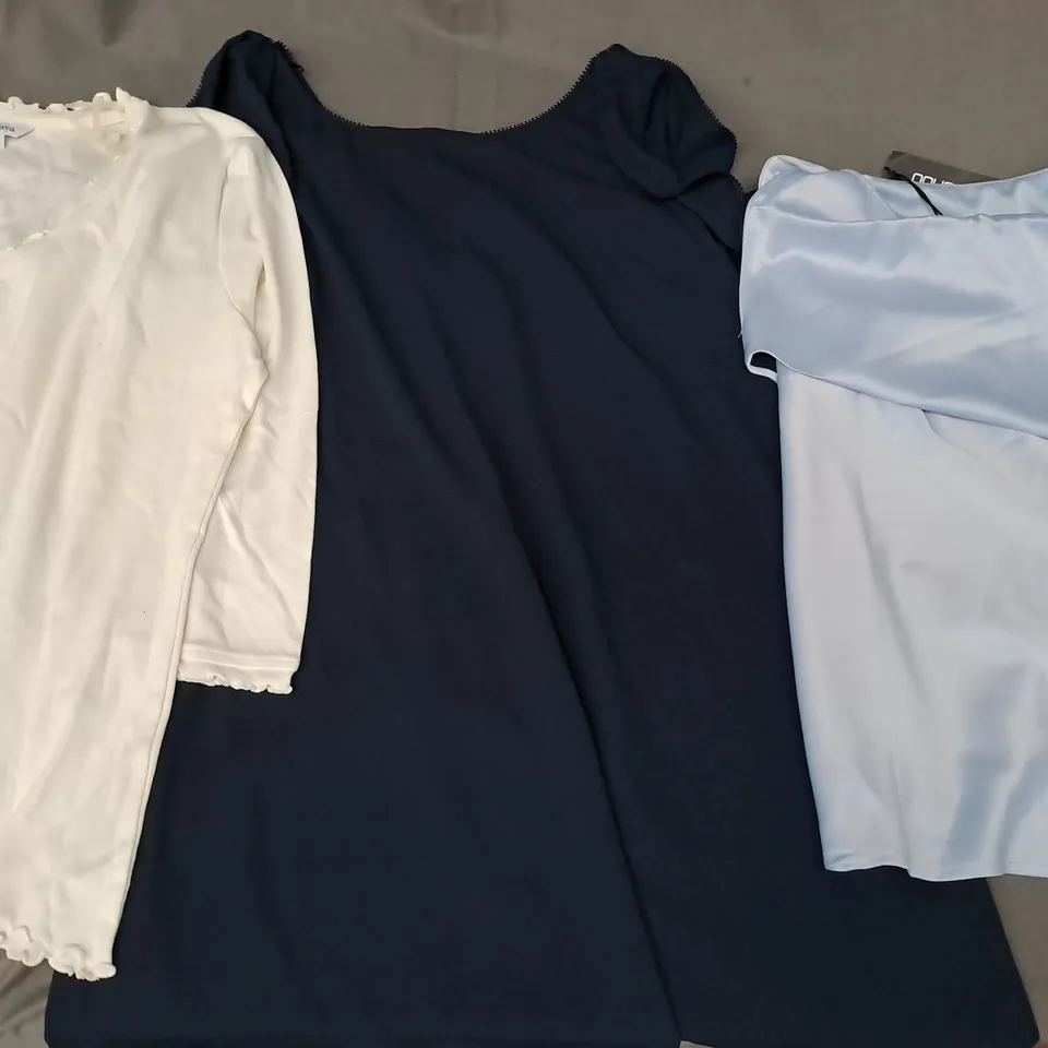 BOX OF APPROXIMATELY 20 ASSORTED CLOTHING & FASHION ITEMS IN VARIOUS STYLES AND SIZES TO INCLUDE NEXT, BOOHOO, PAPAYA, ETC