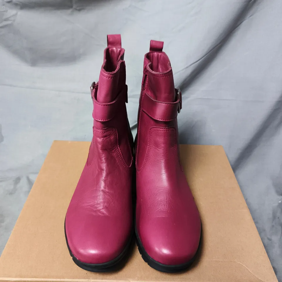 BOXED PAIR OF ADESSO WOMEN'S PINK LEATHER ANKLE BOOTS – UK 5
