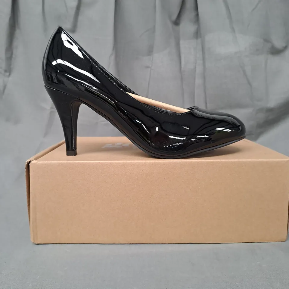 BOXED PAIR OF GOOD FOR THE SOLE WIDE FIT COMFORT CLOSED TOE HEELED SHOES IN GLOSSY BLACK SIZE 7