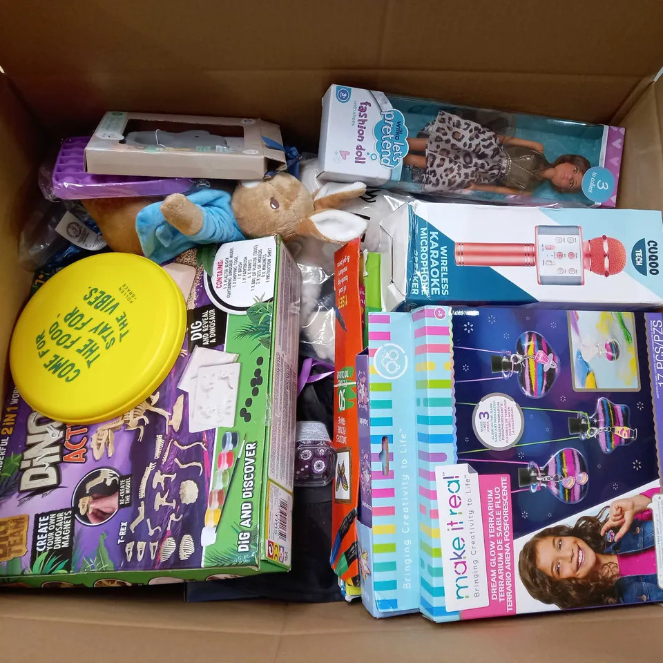 BOX OF APPROX 35 ASSORTED ITEMS TO INCLUDE - JANOD DEPUIS 1970 - CUQOO TECH WIRELESS KARAOKE MICROPHONE - WILKO FASHION DOLL ECT 