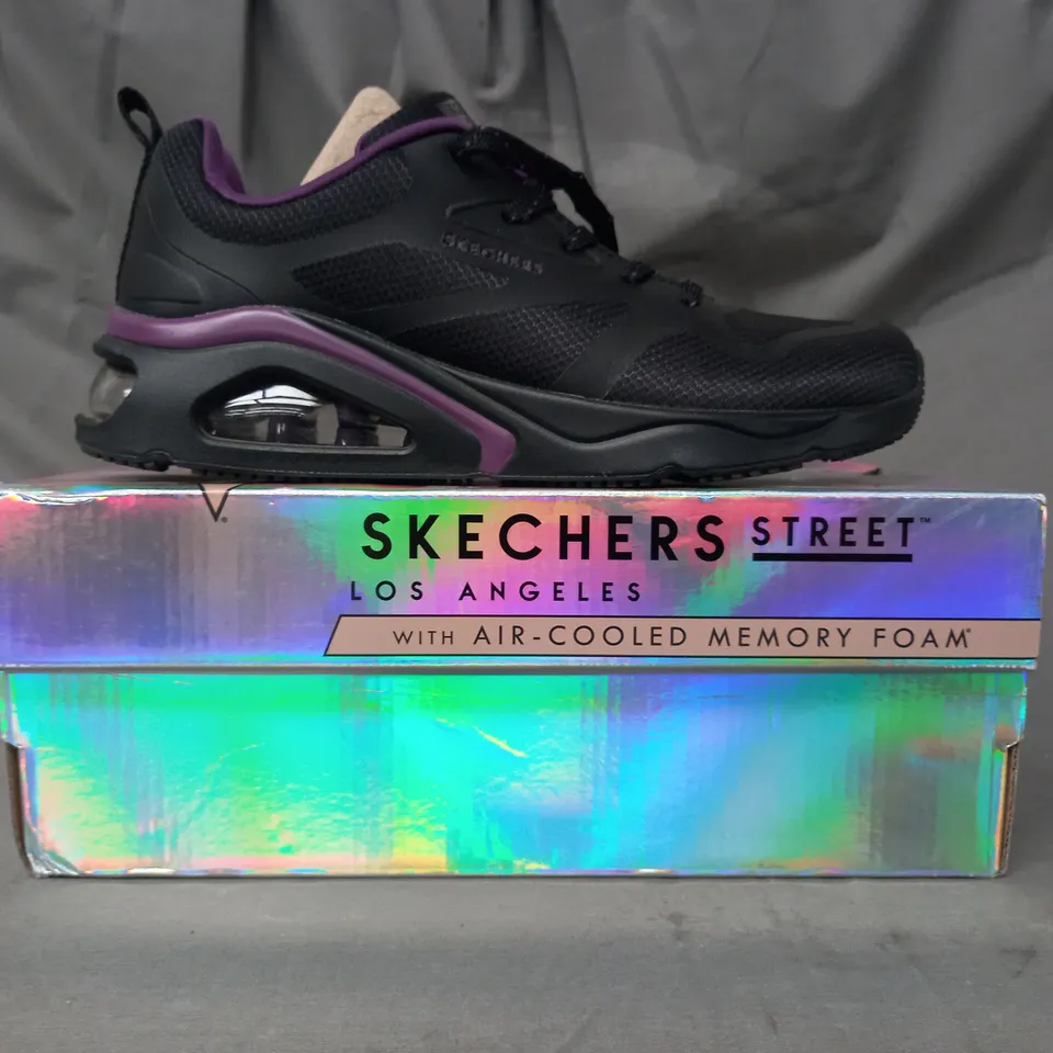 BOXED PAIR OF SKECHERS TRAINERS IN BLACK SIZE 5