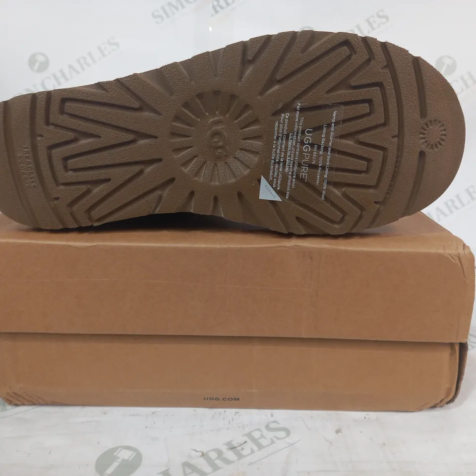 BOXED PAIR OF UGG CLASSIC SHOES IN TAN UK SIZE 7.5