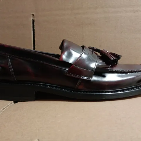 BOXED PAIR OF MOD SHOES LOAFERS IN OXBLOOD SIZE 9