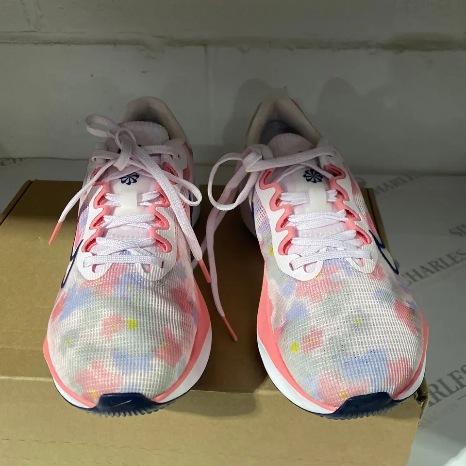 BOXED PAIR OF WOMENS ZOOM FLY 5 PRM TRAINERS SIZE 5.5