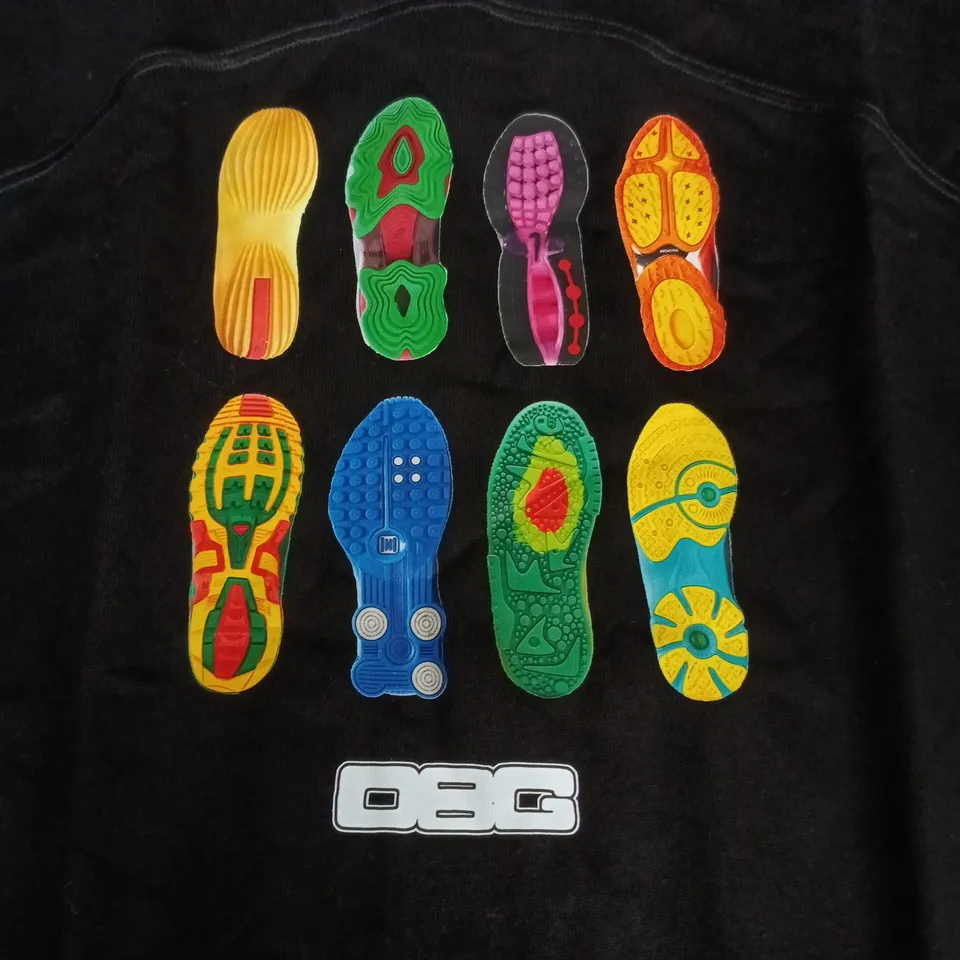 DIRTBAG BLACK T-SHIRT WITH MULTICOLOUR FOOTPRINT PRINT – UK SIZE L