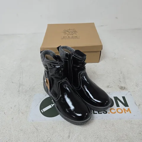 JO & JOE SUTTON ' BLACK CRINKLE PATENT PU BOOTS – UK 5