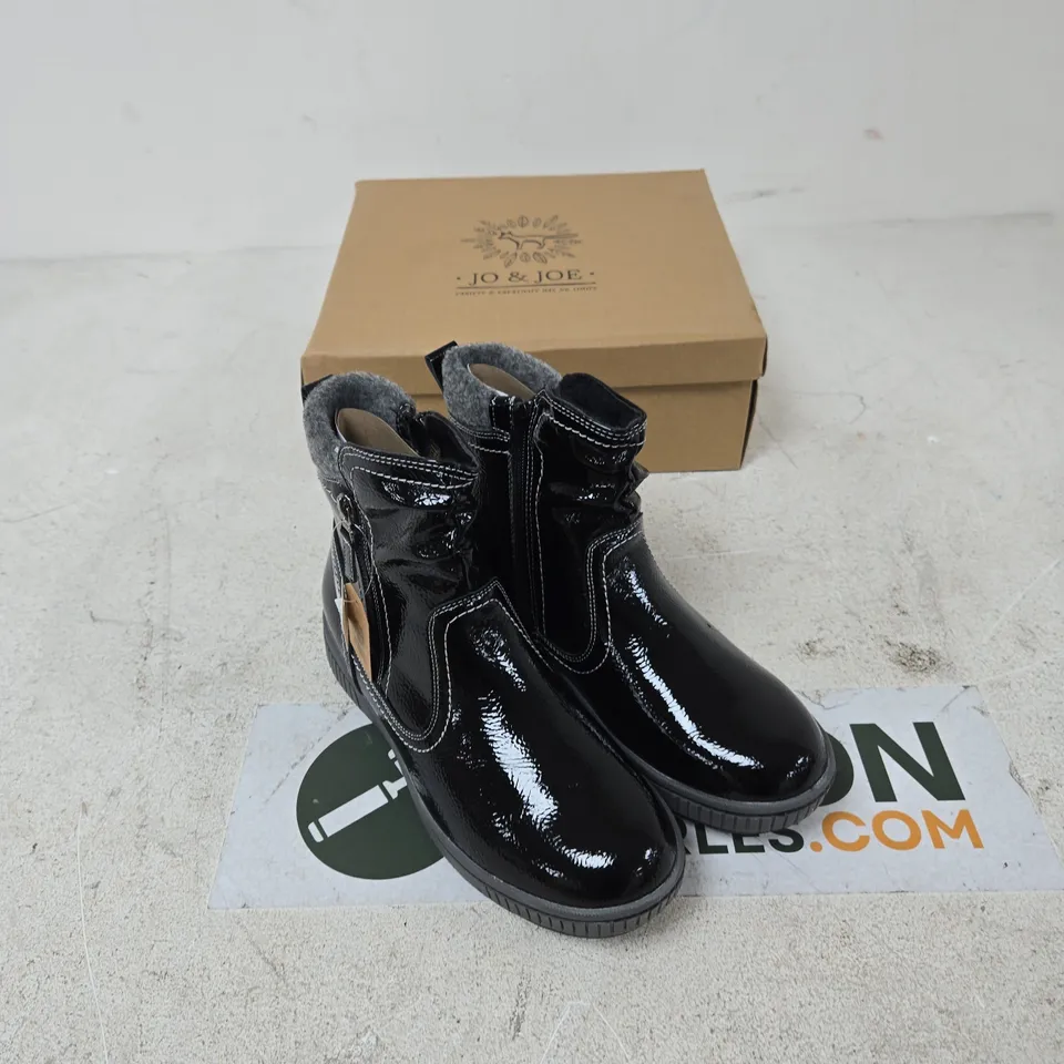 JO & JOE SUTTON ' BLACK CRINKLE PATENT PU BOOTS – UK 5
