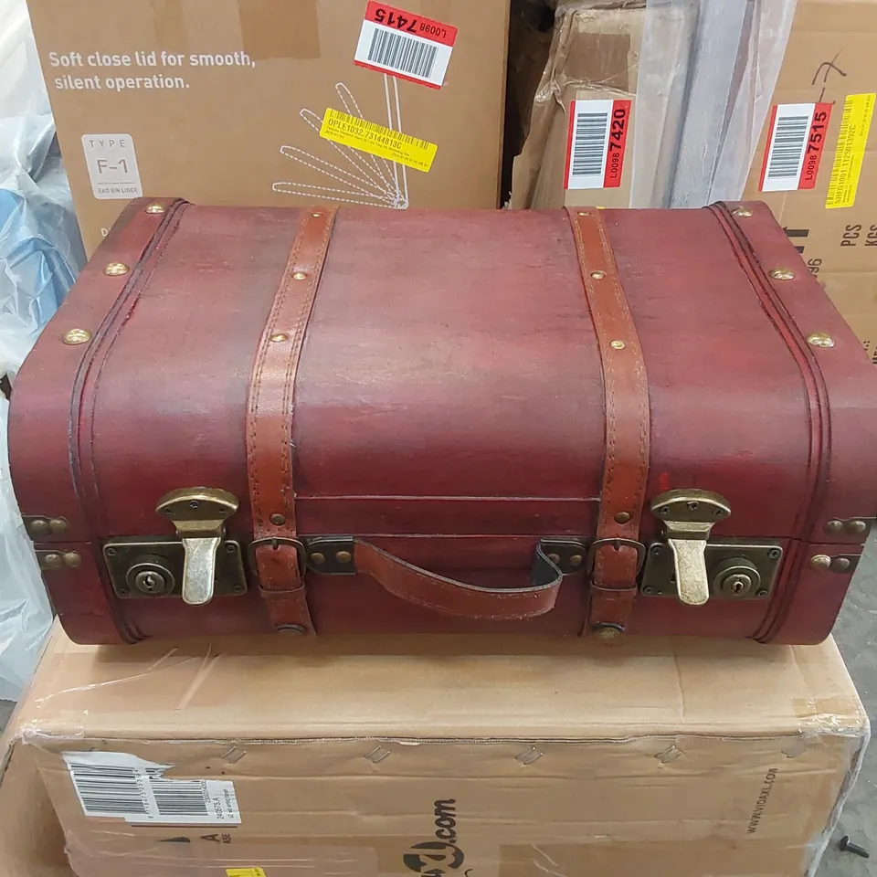 BOXED 2 PIECE VINTAGE TRUNK SET - SET OF 2 (1 BOX)