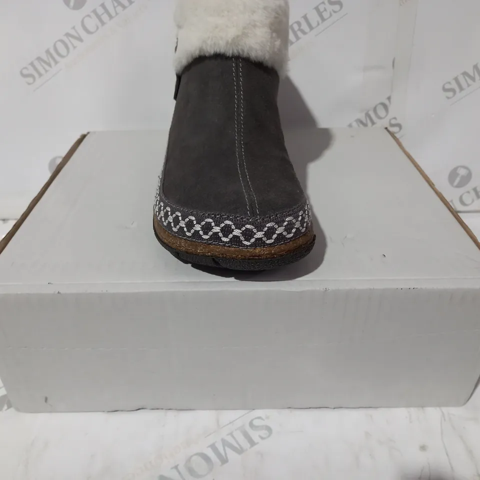 BOXED PAIR OF EARTH ORIGINS EMMALYN BOOTIES IN GREY UK SIZE 5