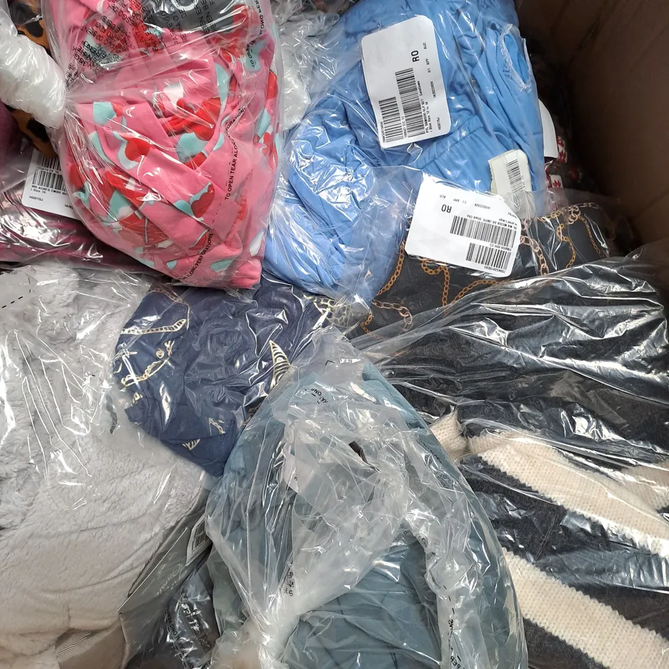 BOX OF APPROX 16 ASSORTED CLOTHING ITEMS TO INCLUDE - TOP , BLAZER , JACKET ETC