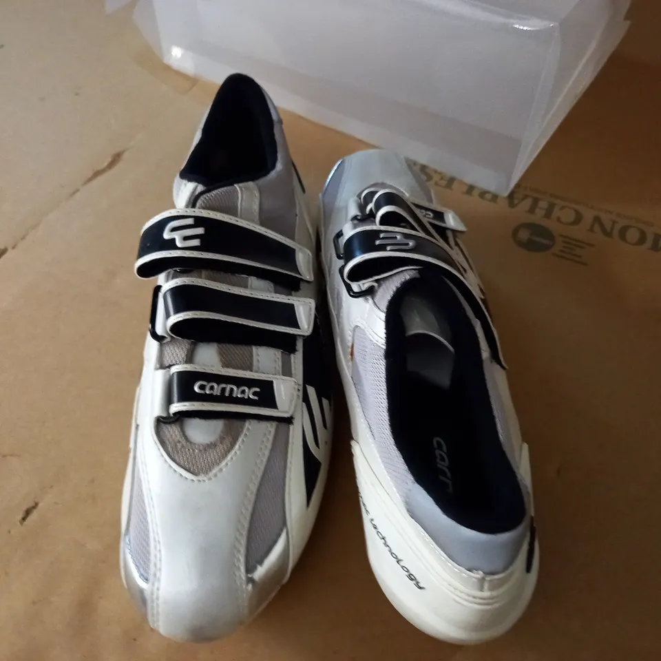 PAIR OF CARNAC EOS CYCLING SHOES IN WHITE BLACK - FR 45 US 12