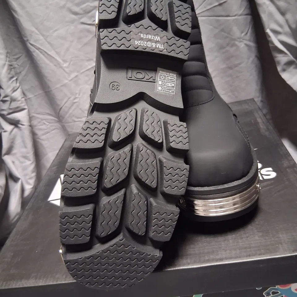BRAND NEW BOXED KOI X DUNGEONS AND DRAGONS UNCANNY DIDGE ROGUE MILITARY BOOTS BLACK SIZE 4