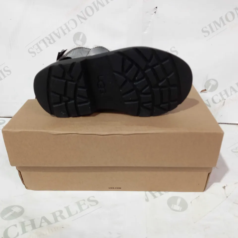 BOXED PAIR OF UGG CHILDREN'S BOOTS IN GLOSSY BLACK UK SIZE 7