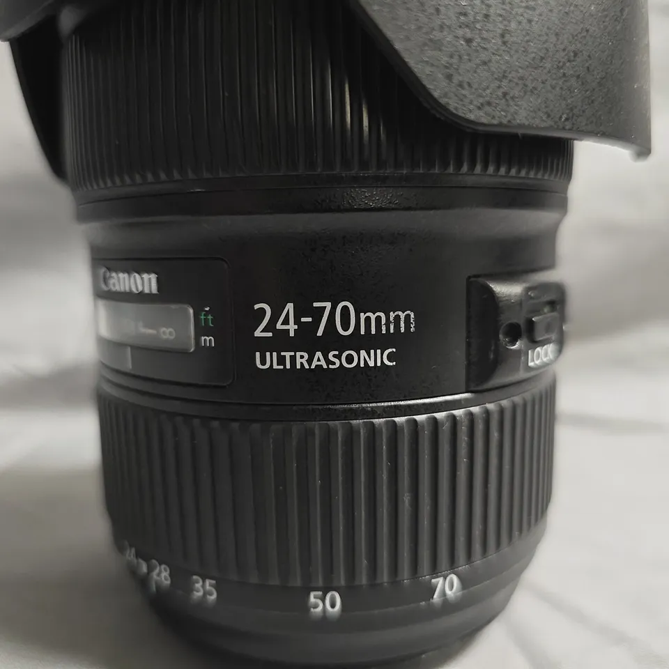 CANON EF 24-70MM F/2.8L USM ZOOM LENS – HOOD EW-88C + FRONT CAP