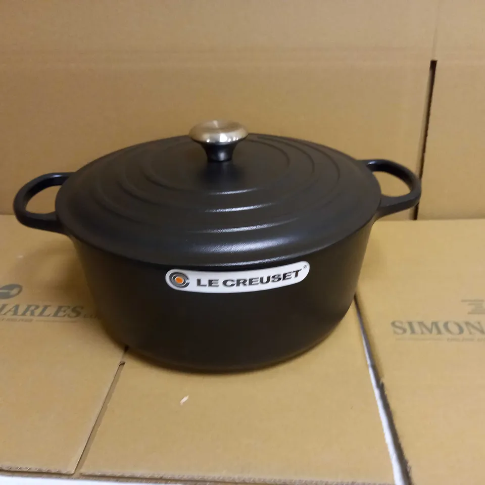 LE CREUSET  CAST IRON SIGNATURE ROUND CASSEROLE 