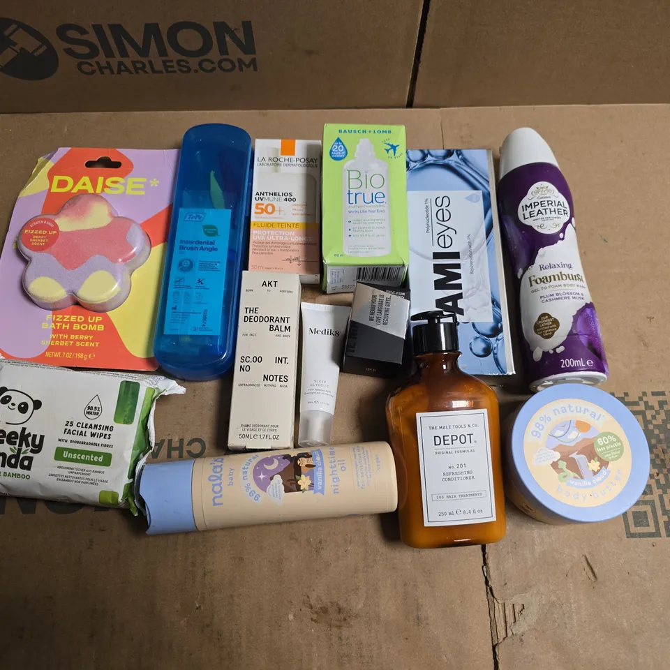 LOT OF APPROXIMATELY 20 ASSORTED HEALTH AND BEAUTY ITEMS TO INCLUDE DEPOT CONDITIONER, BODY BUTTER AND AKT DEO BALM