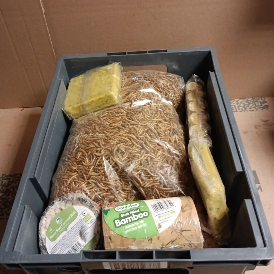 TOTE OF APPROXIMATELY 20 X ASSORTED BIRD FEED ITEMS TO INCLUDE DRIED MEALWORMS 5L BAG, RPSB SUPER SUET COCONUT HALF, GARDMAN SUET FILLED BAMBOO ETC