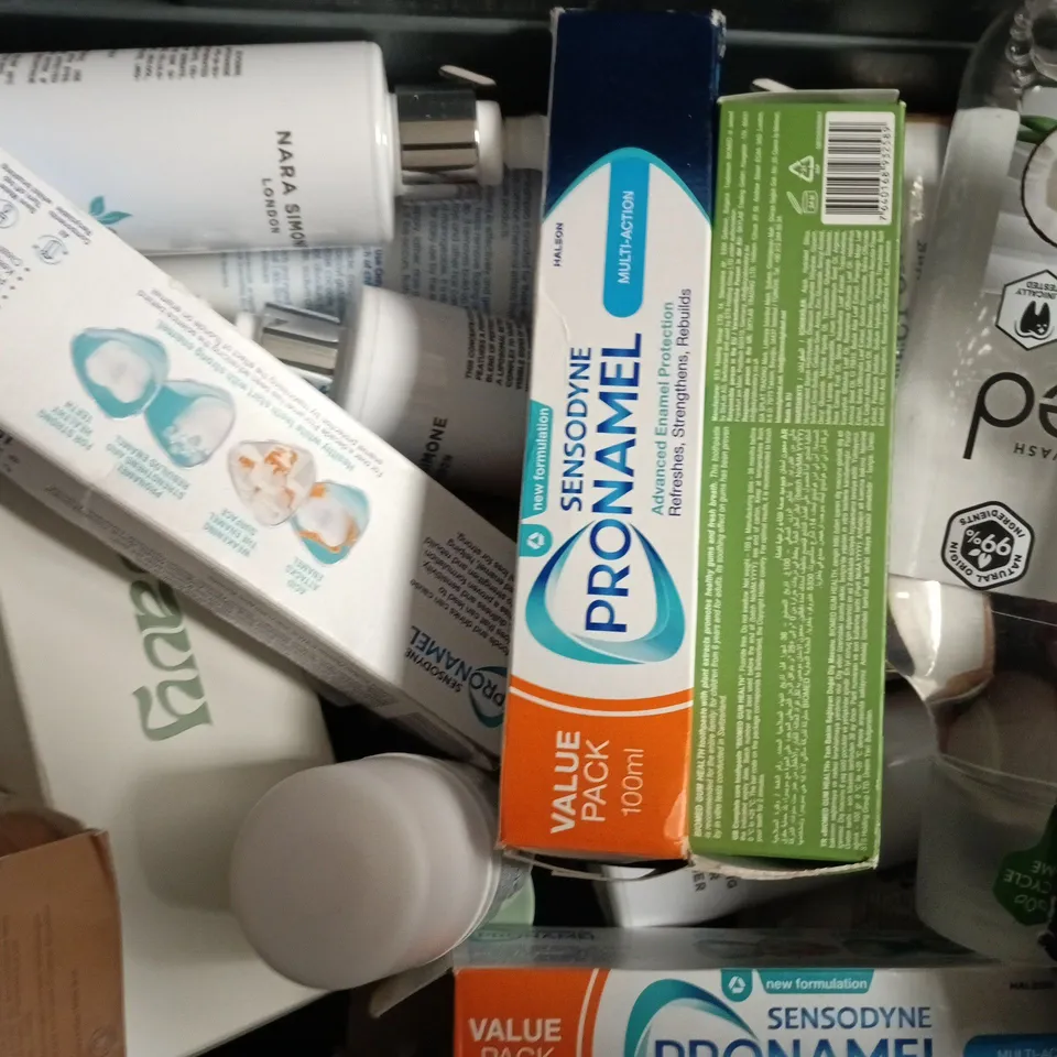 APPROXIMATELY 20 ASSORTED COSMETIC ITEMS TO INCLUDE BULL DOG, PLUS WHITE, ETC - COLLECTION ONLY