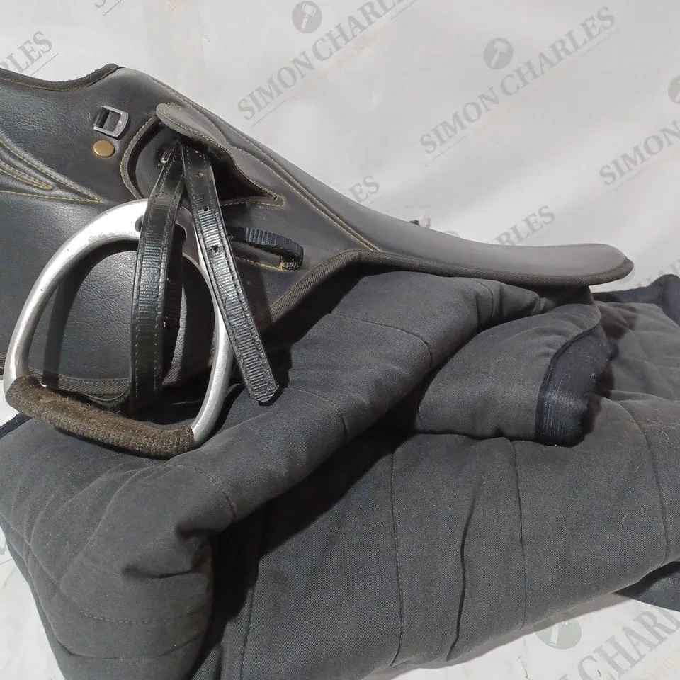 BOX OF 2 ASSORTED HOUSEHOLD ITEMS TO INCLUDE PLASTIC BIRD BATH IN BLACK, AND UNBRANDED LEATHER SADDLE IN BLACK