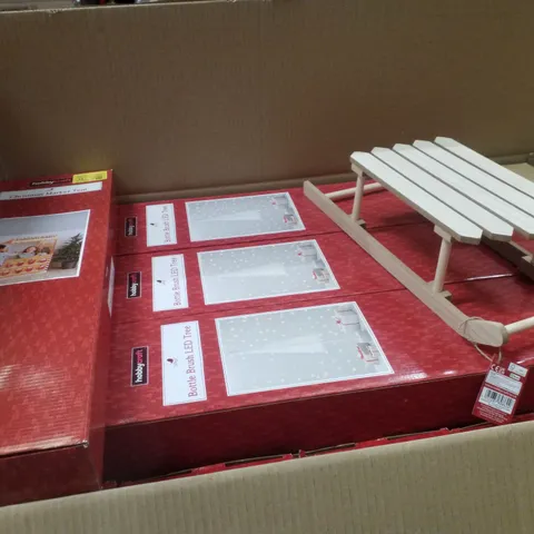 PALLET CONTAINING ASSORTED CHRISTMAS PRODUCTS & DECORATIONS INCLUDING BOTTLE BRUSH LED TREES, CHRISTMAS MARKET PLAY TENT & MDF WOODEN SLEIGH DECORATIONS