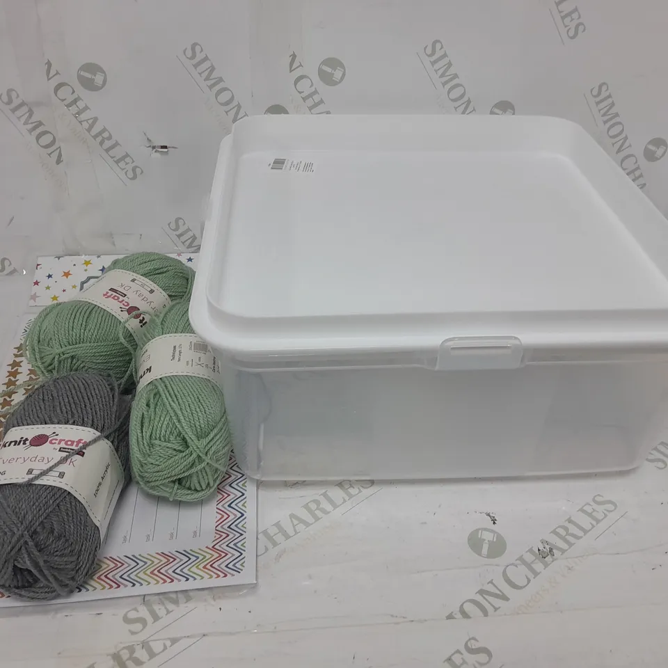 SQUARE CAKE BOX WITH KNIT CRAFT WOOL