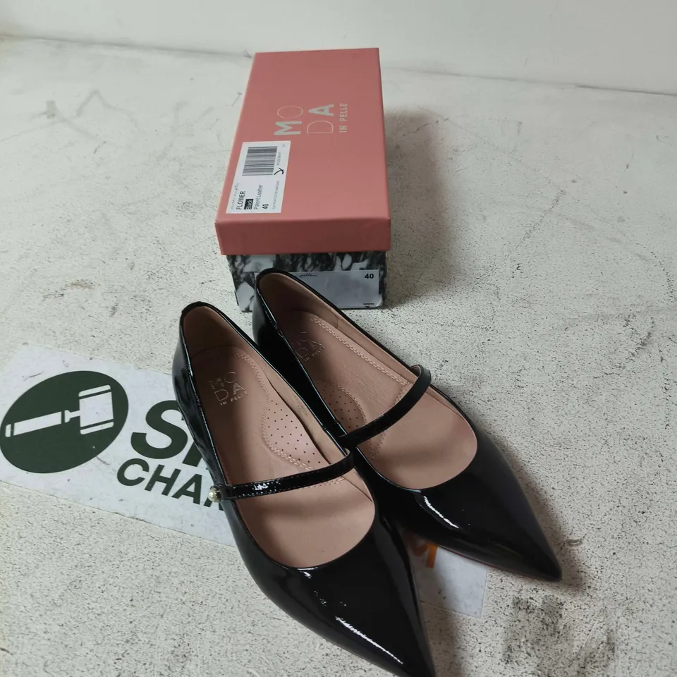 MODA IN PELLE FLOWER BLACK PATENT LEATHER MARY JANE SHOES, UK 7 (EU 40)
